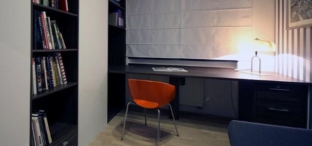 Typický nábytek do pracovny, knihovna a psací stůl. Zde doplněn o designovou židli.