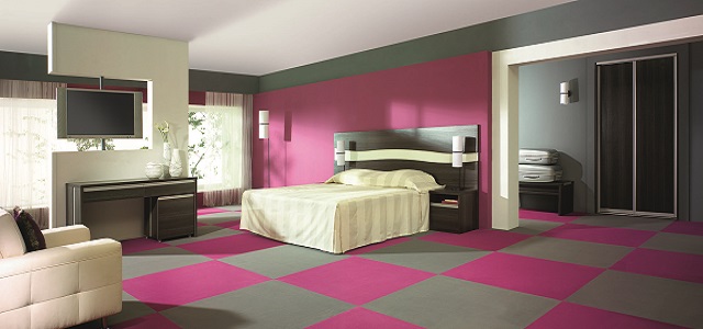 Čelo postele disponuje osvětlením různých barev a dokáže změnit atmosféru celého pokoje.