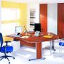 Sladěný kancelářský nábytek s dřevěným dekorem.