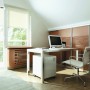 světlá domácí pracovna s hnědým dřevěným nábytkem