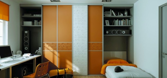 studentský pokoj s oranžovou vestavěnou skříní