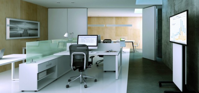 prostorná kancelář s nábytkem v bílé barvě