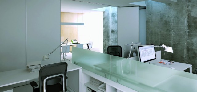 kancelář s bílým nábytkem a skleněnými prvky