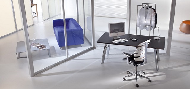 Jednoduchý kancelářský stůl, za povšimnutí stojí i malý konferenční stolek.