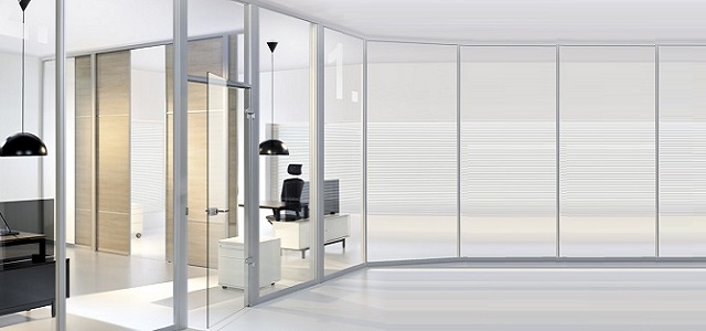 Jak rozčlenit kancelářské prostory? Přeci pomocí posuvných dveří a prosklených stěn.