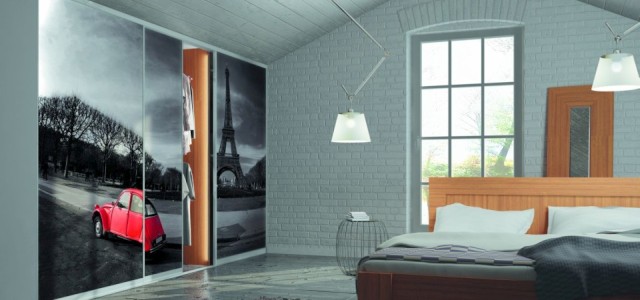 ložnice v šedé barvě a s prostornou vestavěnou skříní